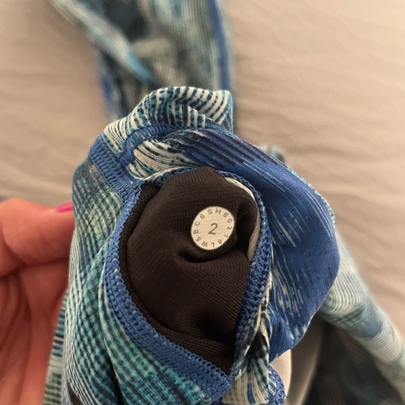 Lululemon High Rise Crop Leggings. Size 2. Blue Green Print. - Picture 2 of 4